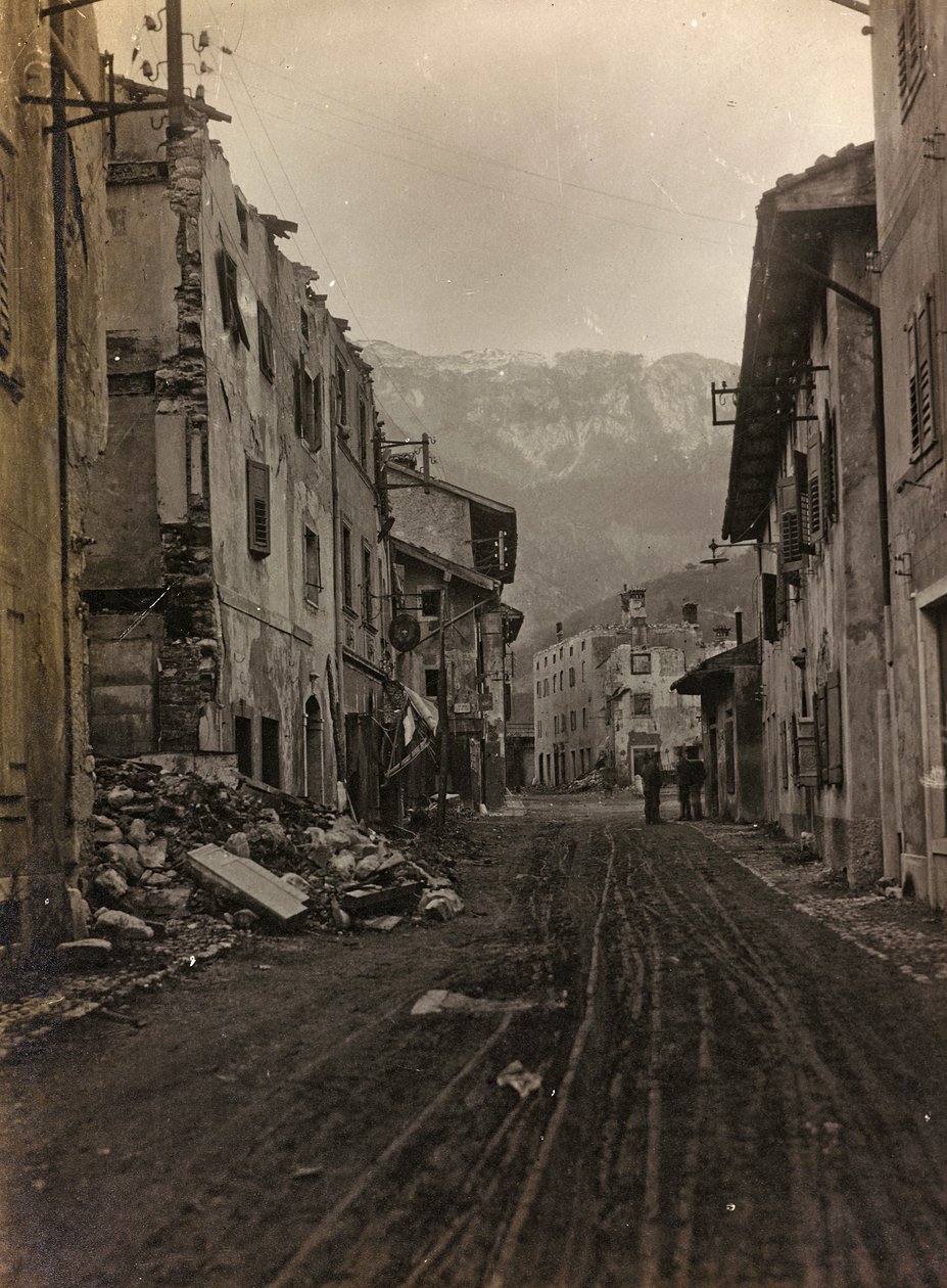 Album "Meine weltkriegs - Erinnerungen South-West Front (Karinthië, Italië, Zuid-Tirol) 31/03/1915-12/11/1918 - Josef Zohles Wenen": puin in Pontebba door Josef Zohles