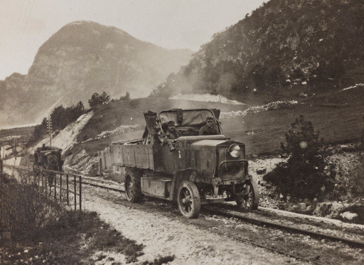 Album "Meine weltkriegs - Erinnerungen South-West Front (Karinthië, Italië, Zuid-Tirol) 31/03/1915-12/11/1918 - Josef Zohles Wenen": militaire voertuigen langs de door Josef Zohles