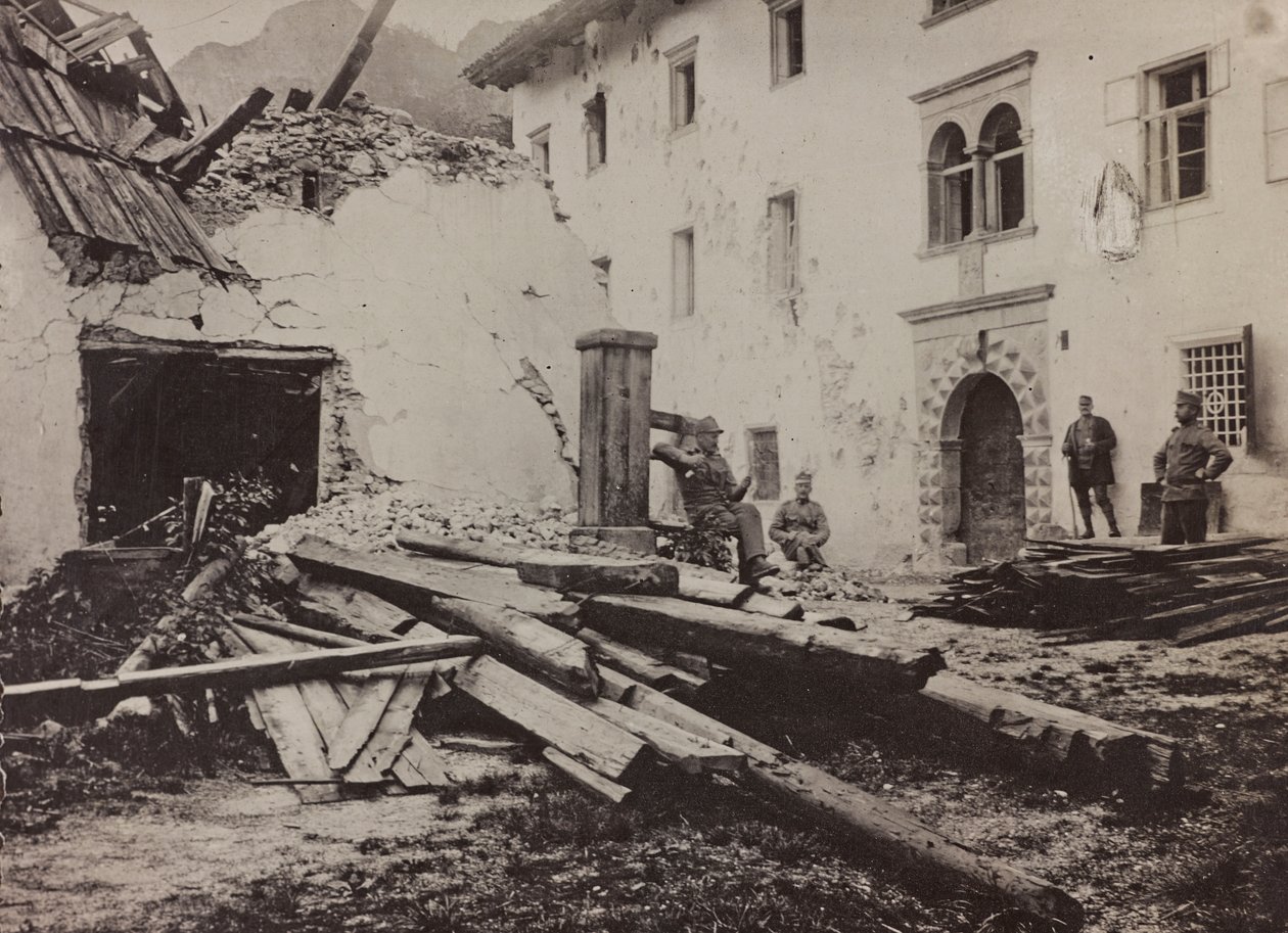 Album "Meine weltkriegs - Erinnerungen Zuidwestfront (Karinthië, Italië, Zuid-Tirol) 31/03/1915-12/11/1918 - Josef Zohles Wien": soldaten en puin in Valb door Josef Zohles