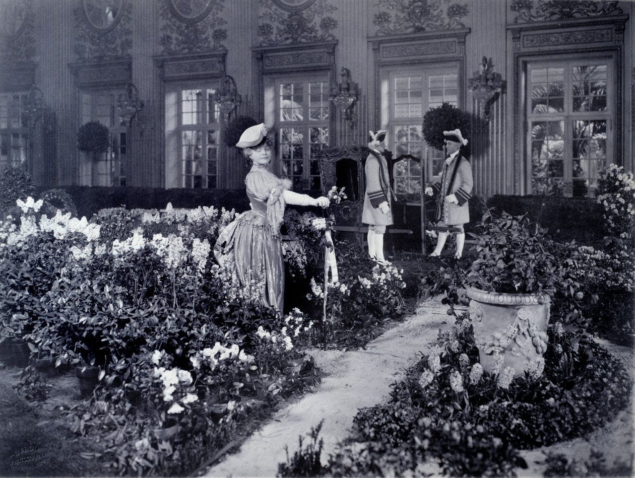 Rejane (Gabrielle Charlotte Reyu, genoemd) (1856-1920), Franse comédienne die in een stoel aankomt om een baljurk te dragen in New York in 1905 door Joseph Byron