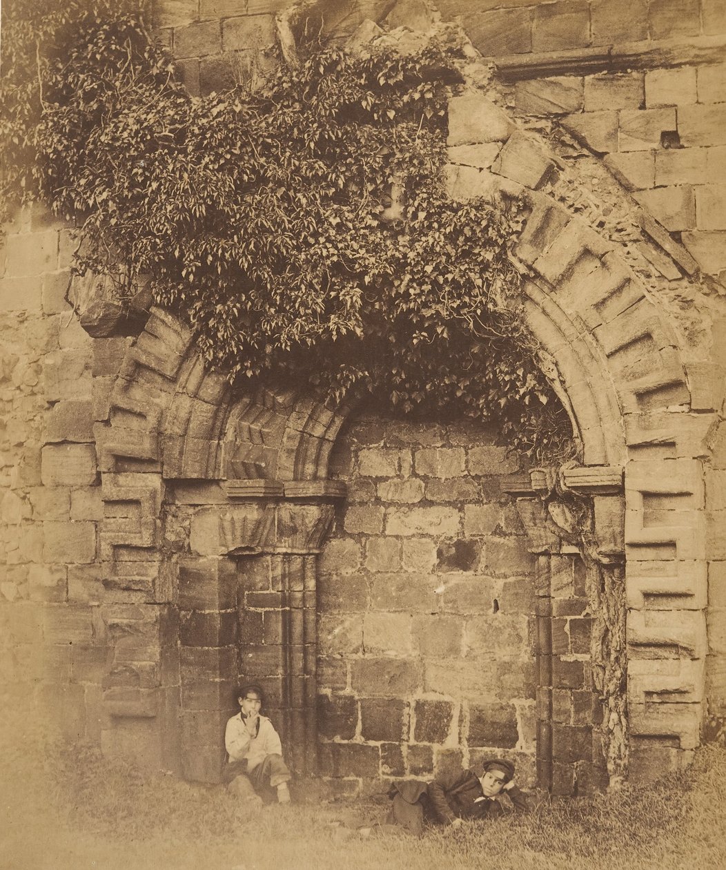Kirkstall Abbey. Deur aan de noordzijde, 1850s door Joseph Cundall