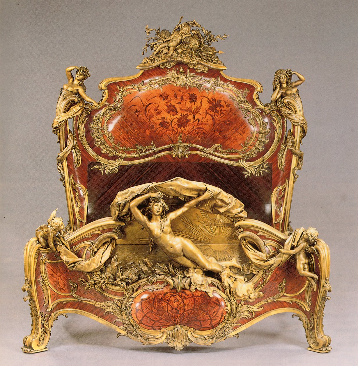 Een Louis XV stijl ormolu-gemonteerd tulpenhout, koningshout en marqueterie groot rustbed door Joseph Emmanuel Zwiener