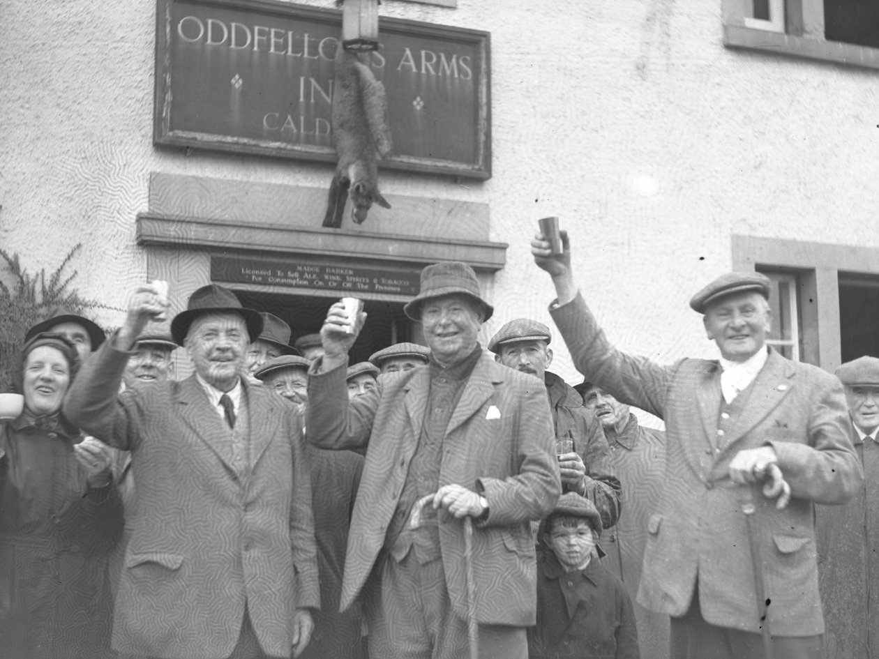 Een groep mannen, vrouwen en kinderen die het glas heffen voor Oddfellows Inn door Joseph Hardman