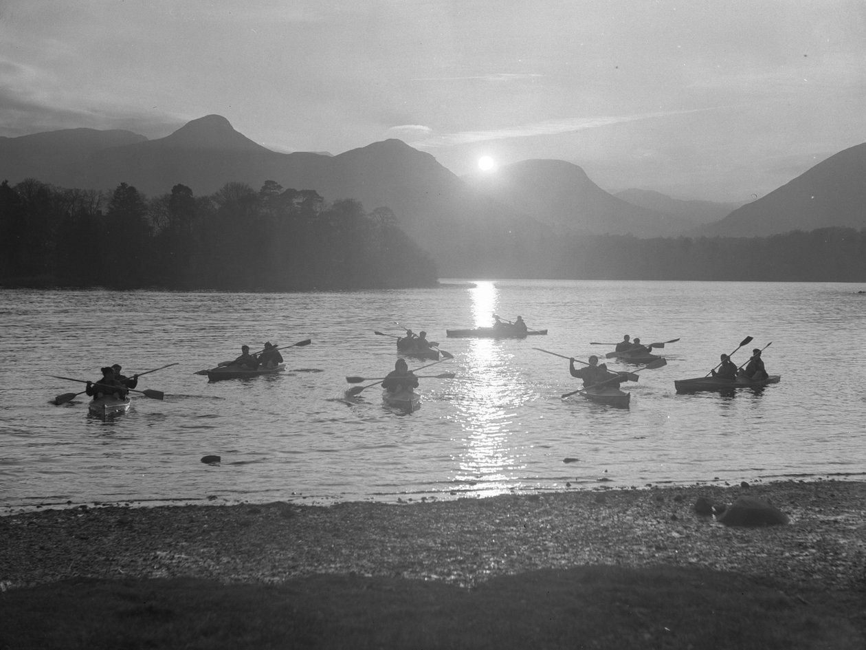 Mensen aan het kanoën op Derwentwater bij zonsopgang of zonsondergang door Joseph Hardman