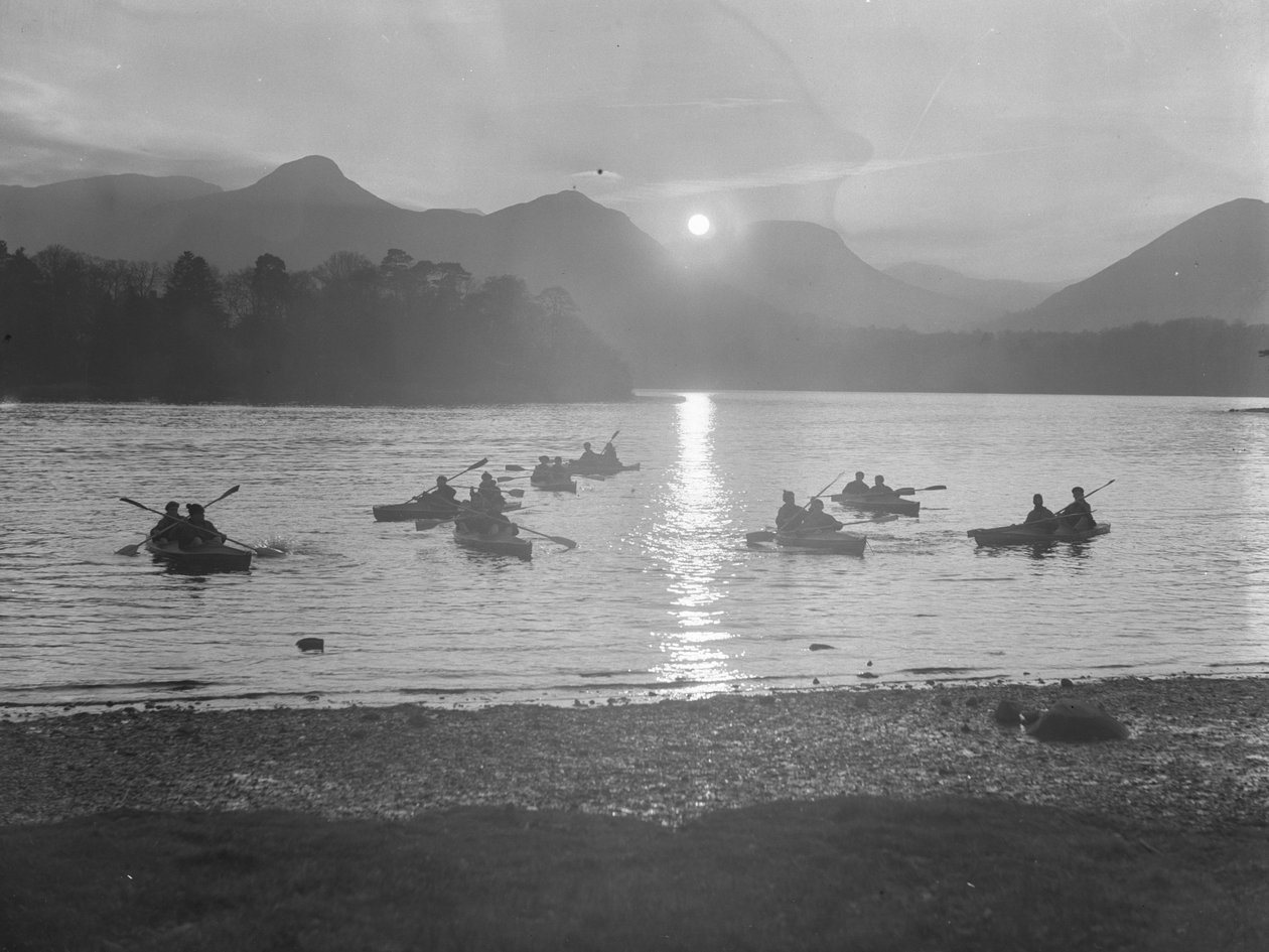 Mensen aan het kanoën op Derwentwater bij zonsopgang of zonsondergang door Joseph Hardman