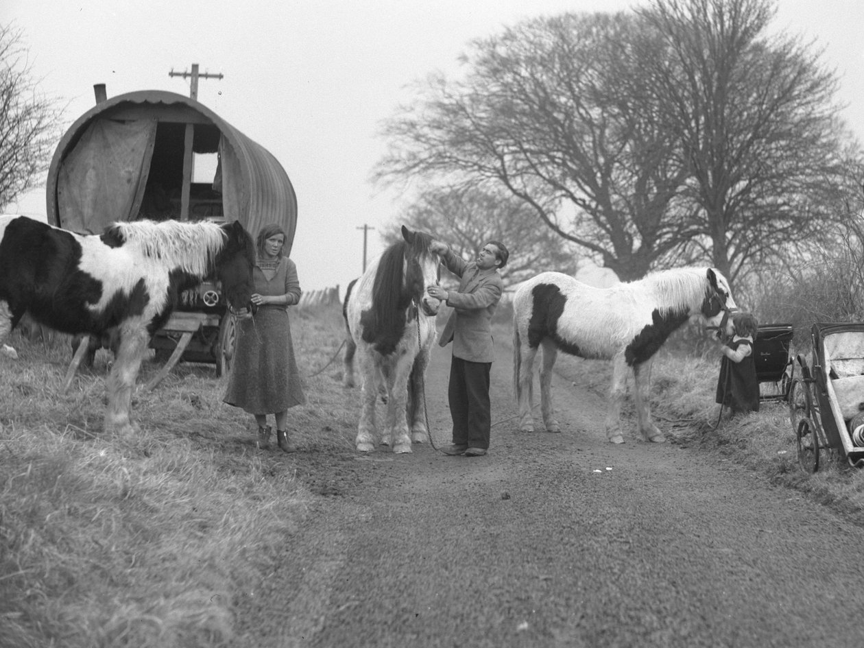 Gehuppeld busje in berm met zigeuners en paarden door Joseph Hardman