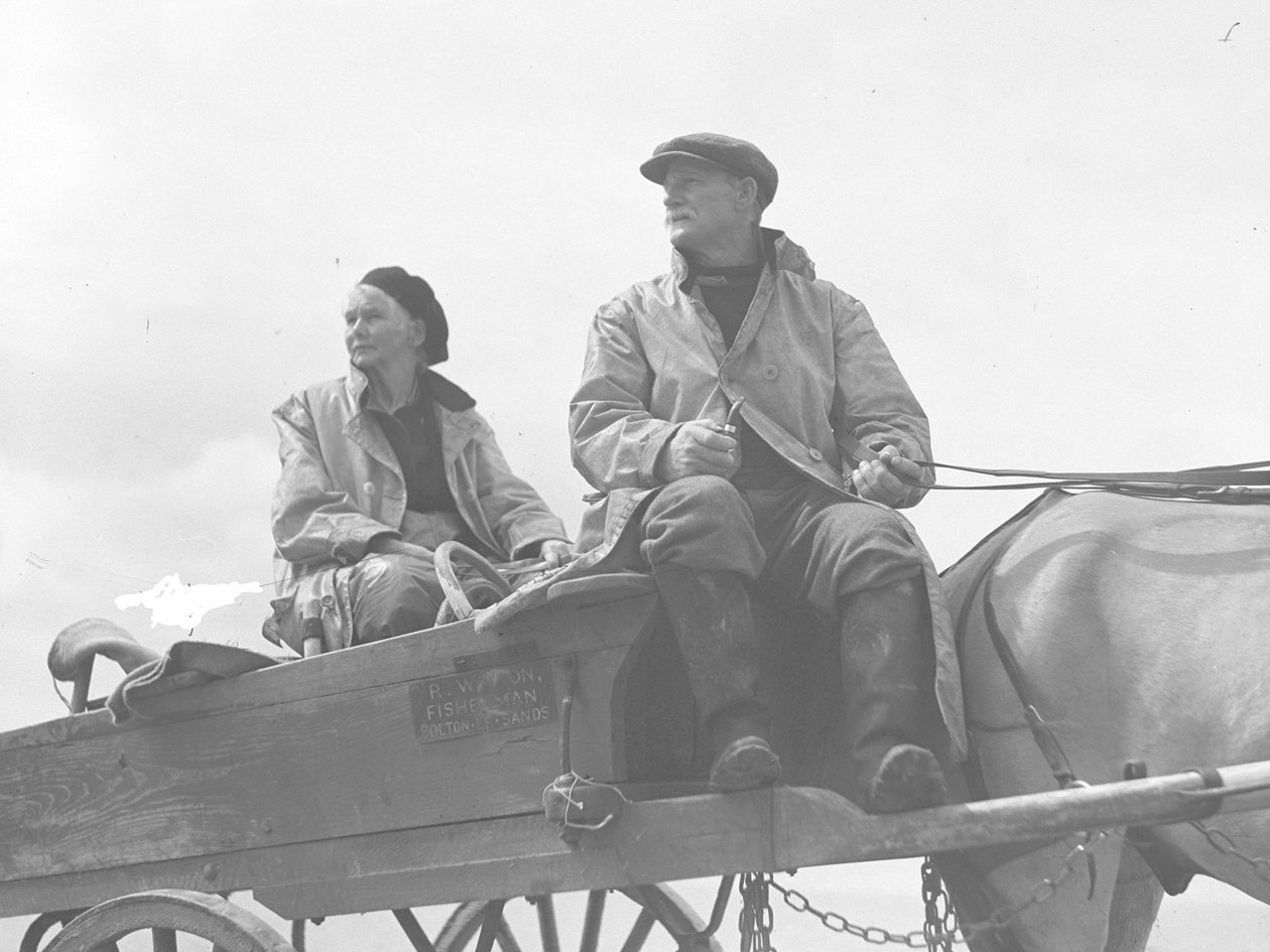 Man en vrouw zittend op cockling kar door Joseph Hardman