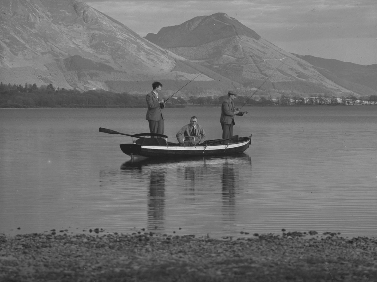 Drie mannen in een roeiboot op een meer aan het vissen, één man is zee; zeegezicht;geted, bergen op achtergrond door Joseph Hardman
