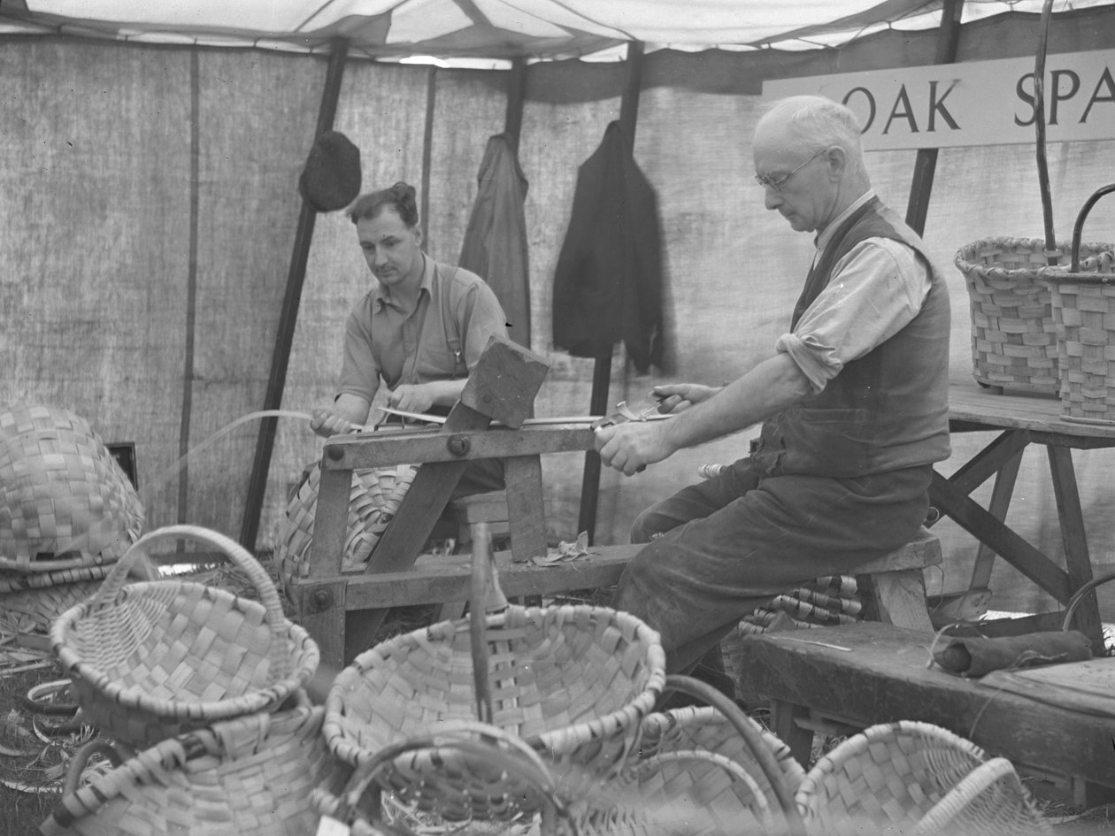 Twee mandenmakers bij merries op een show door Joseph Hardman