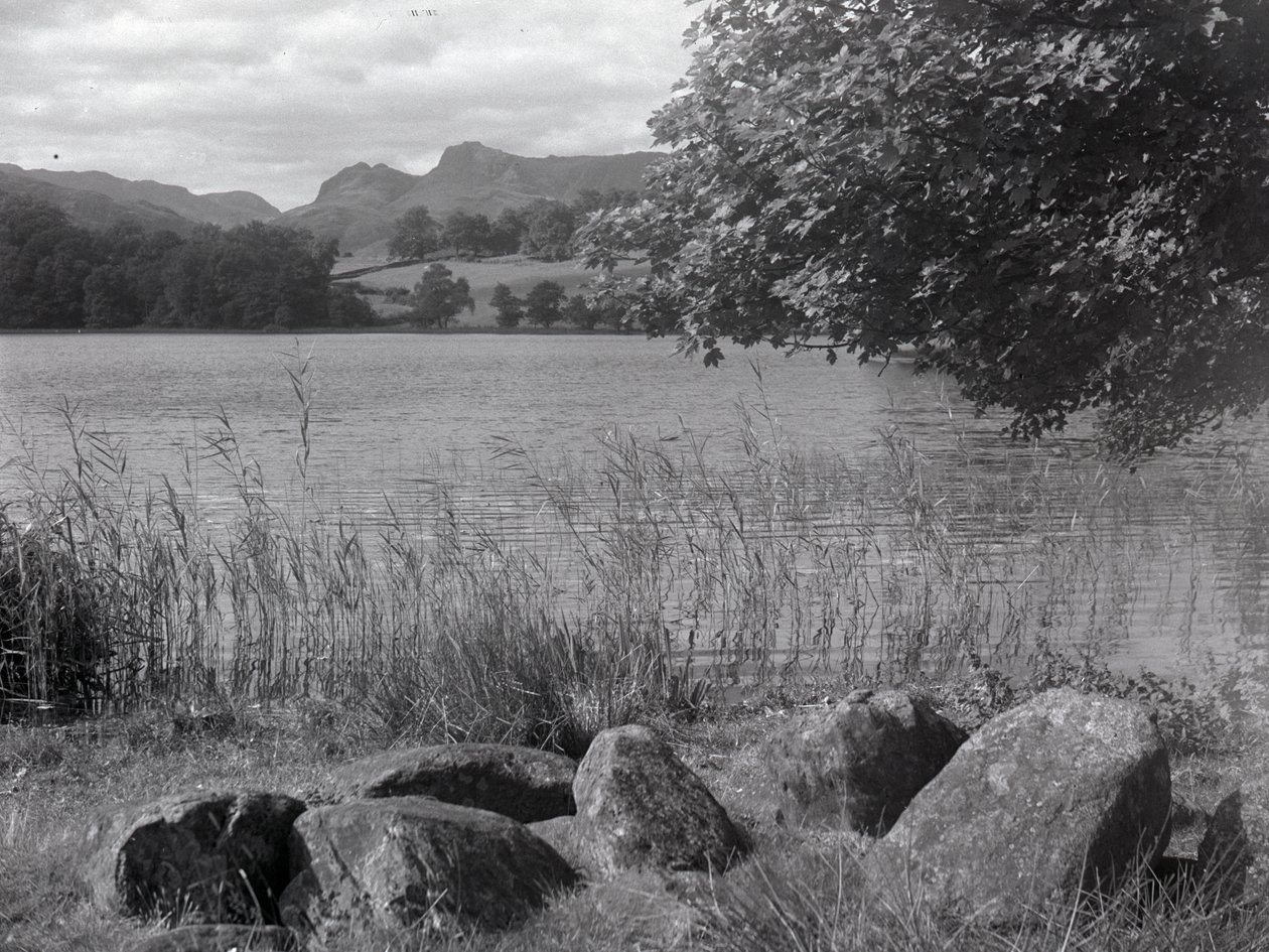 Uitzicht over Loughrigg Tarn, op de voorgrond enkele stenen in de grond door Joseph Hardman