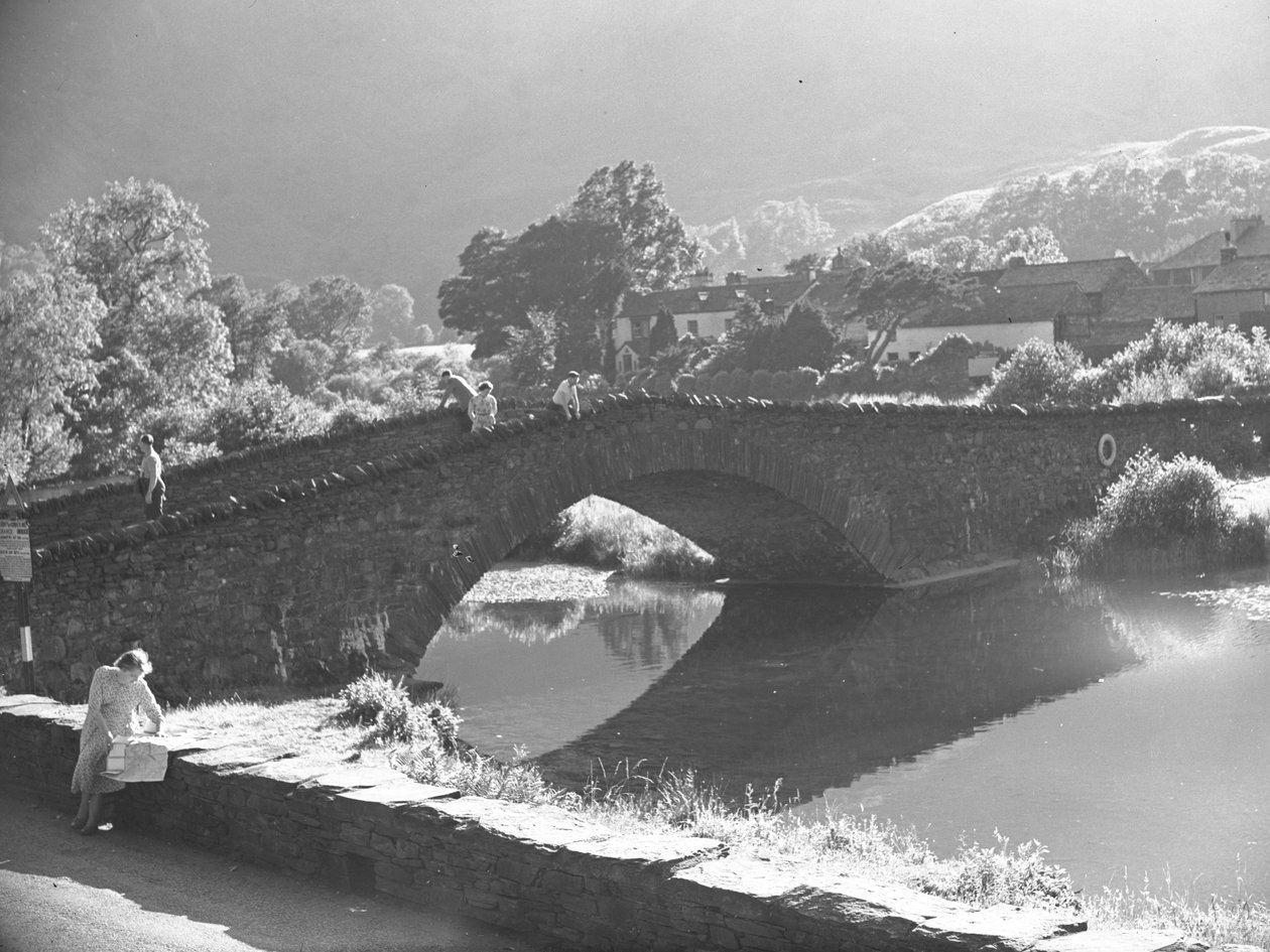 Zittende vrouw op muur die kaart bestudeert met rivier en stenen brug op achtergrond door Joseph Hardman