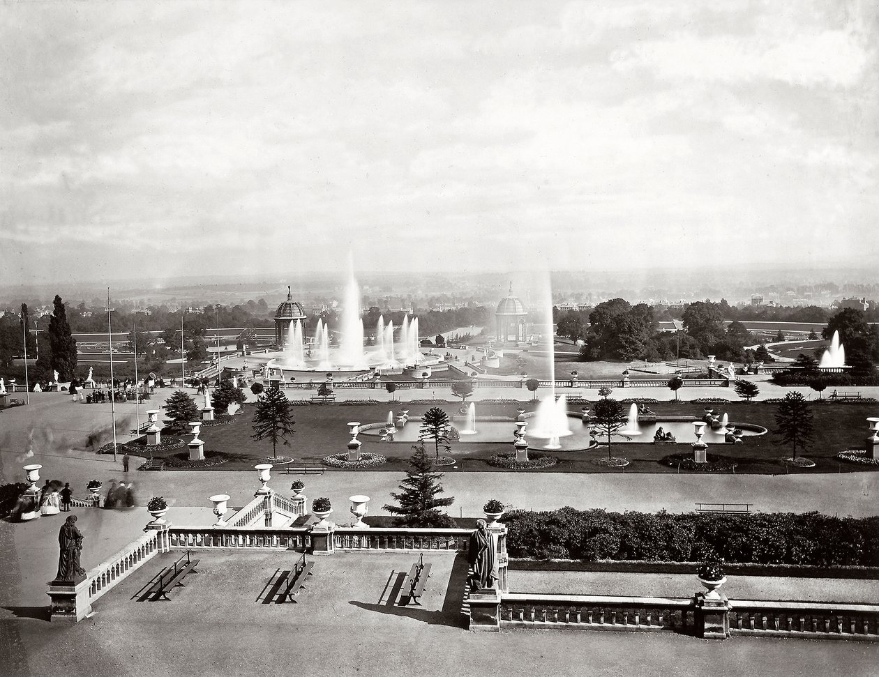 Het Crystal Palace in Londen: terrassen en fonteinen, c.1870 door Joseph Paxton
