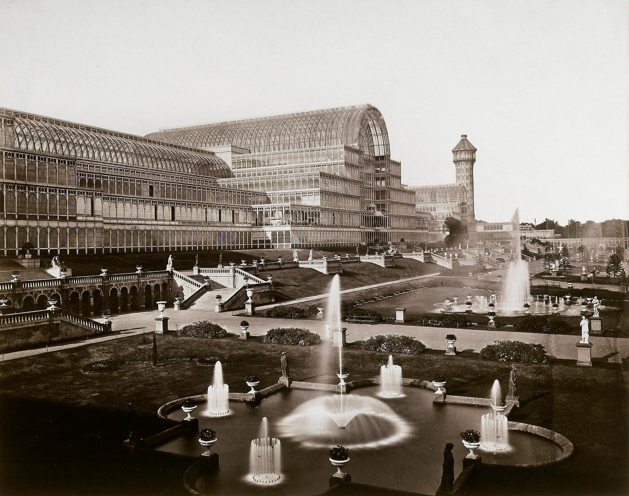 Het Crystal Palace in Londen: de tuinen en fonteinen, ca. 1870 door Joseph Paxton