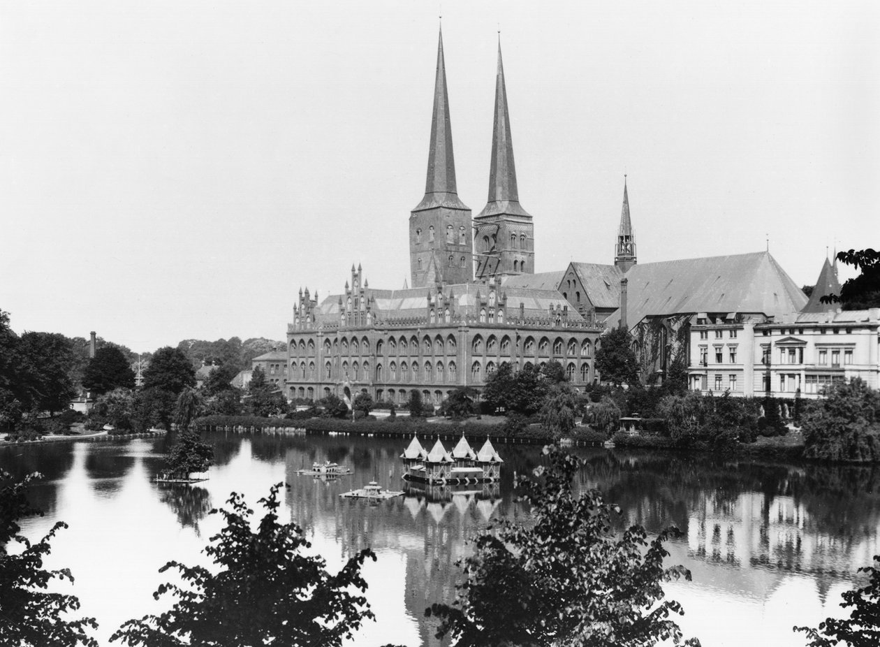 Uitzicht op het museum met de Marienkirche op de achtergrond, Lübeck, c.1910 door Jousset