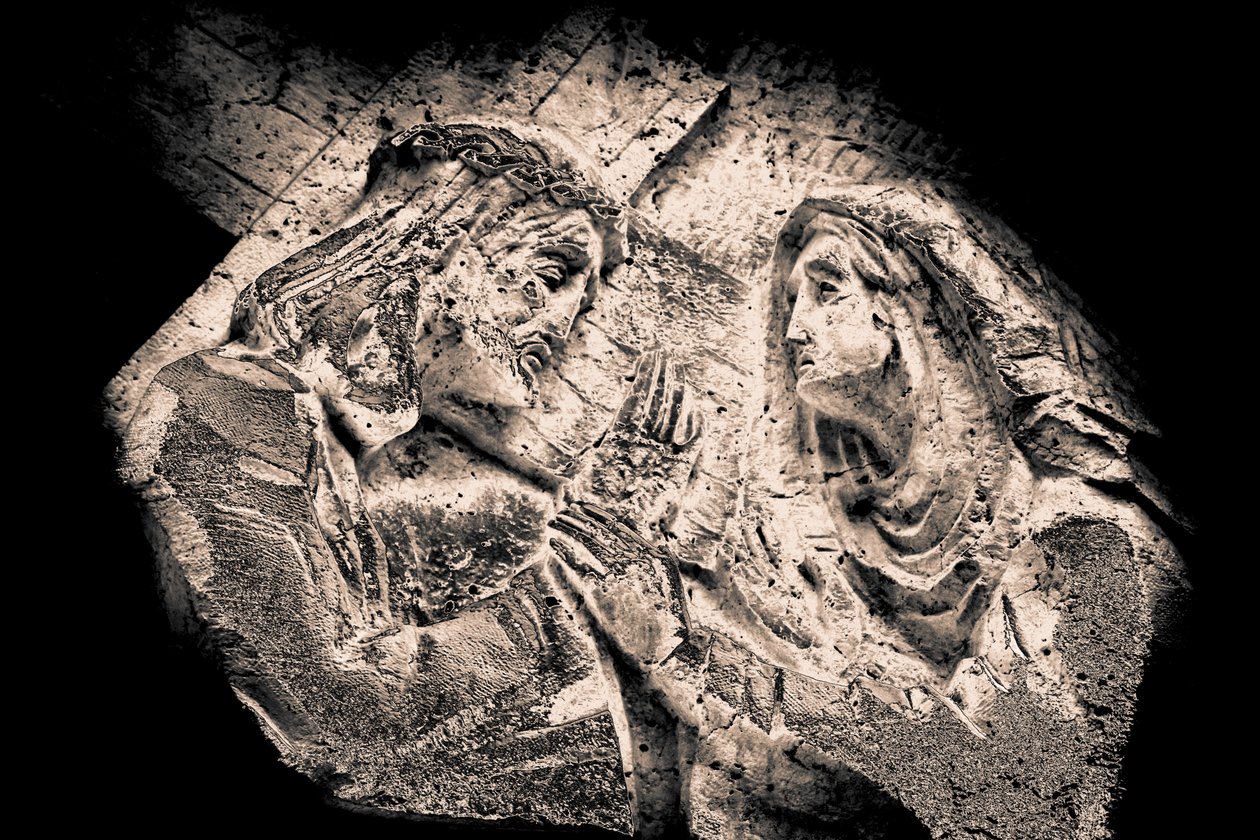 Jezus en Maria, uit de serie, Kruisweg 2015 (foto) door Joy Lions