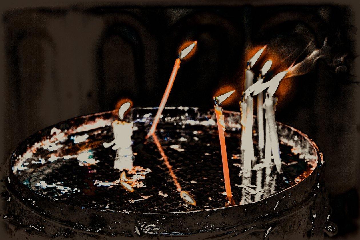 Brandende kaarsen; uit de serie Kerk van het Heilig Graf, 2016 (foto) door Joy Lions