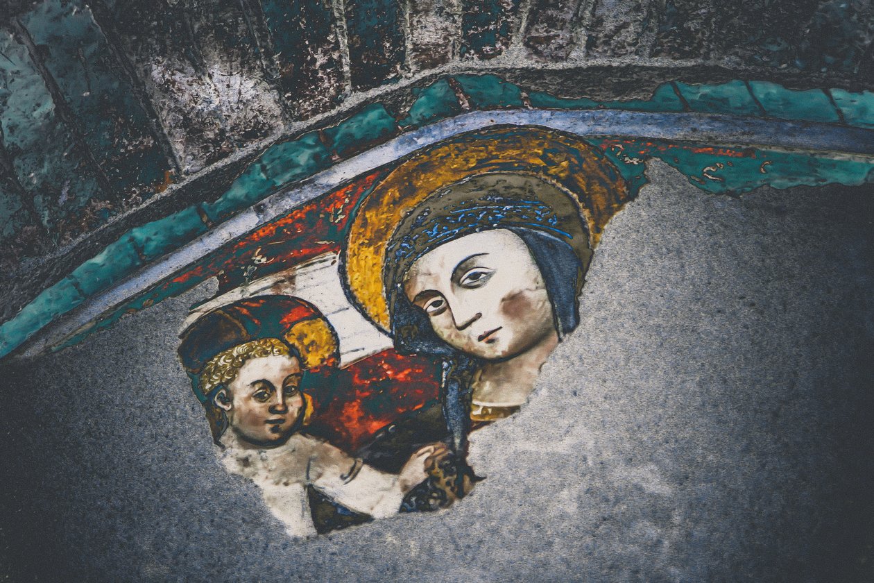 Madonna met kind, uit de serie, Maria en Jezus in Savonna, 2015 (foto) door Joy Lions