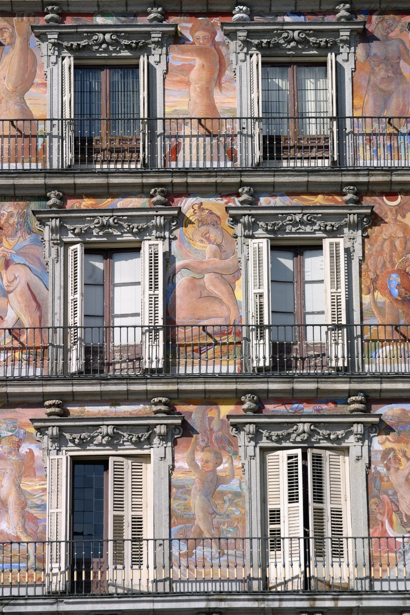 Huis met balkon rondom het plein door Juan Gomez de Mora