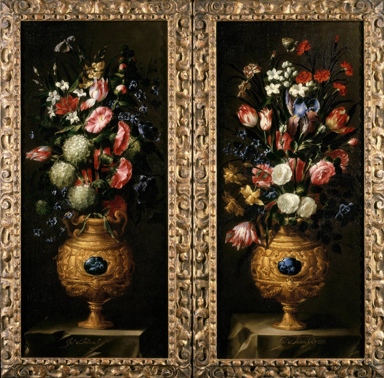 Paar stillevens van bloemen in decoratieve gouden vazen met lapis cartouches door Juan de Arellano