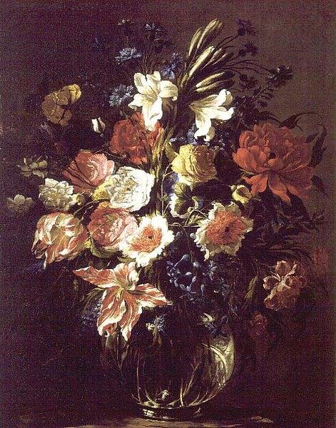 Lelies, pioenen, tulpen, korenbloemen en andere bloemen in een glazen vaas op een voetstuk door Juan de Arellano