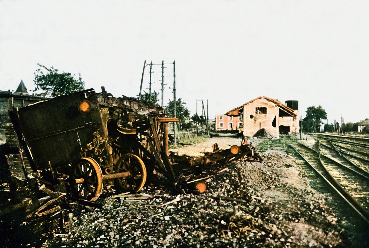 Het beschadigde treinstation van Dombasle-en-Argonne ten westen van Verdun, september 1916 door Jules Gervais Courtellemont
