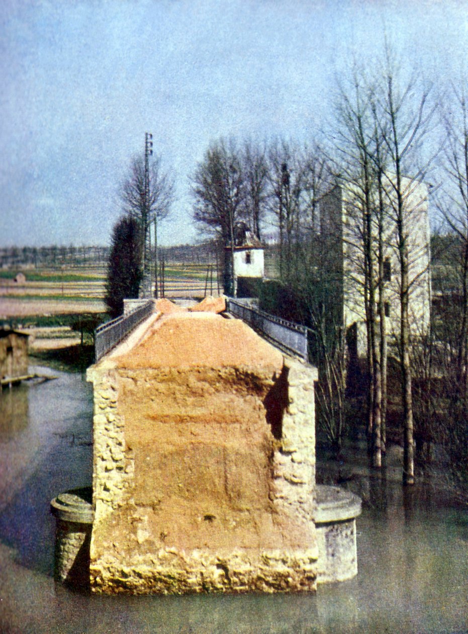 De vernielde brug in Germigny-l