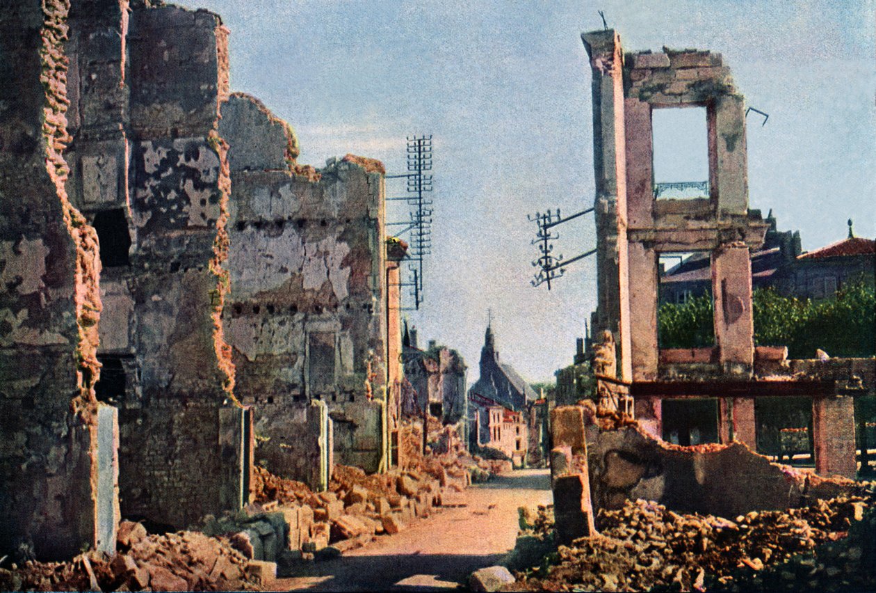Uitzicht op Verdun na 8 maanden bombardement, september 1916 door Jules Gervais Courtellemont