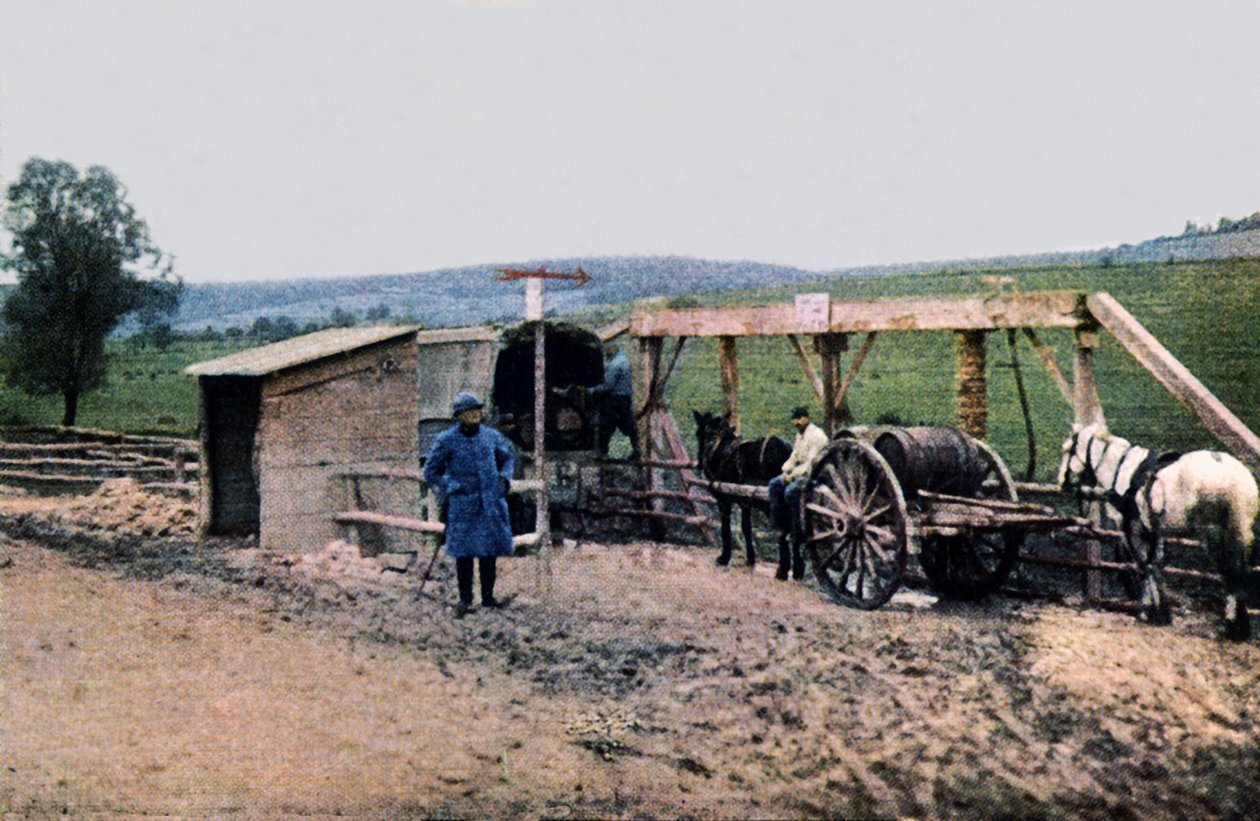 Een Franse watervoorzieningsstation, Verdun, 1916 door Jules Gervais Courtellemont