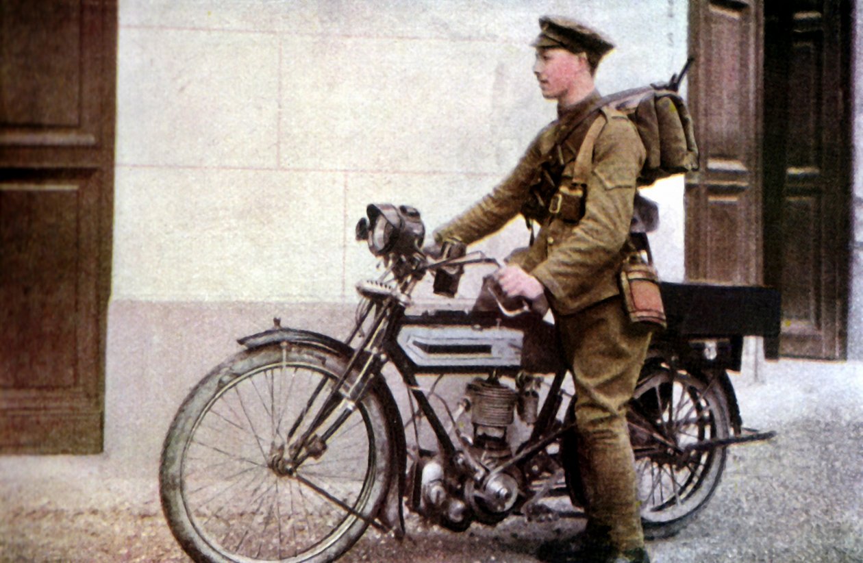 Een Engelse koerier vertrekt tijdens de Slag bij de Marne ten oosten van Parijs, september 1914 (autochroom) door Jules Gervais Courtellemont