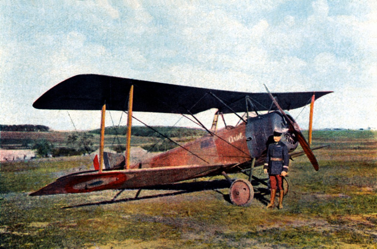 Kapitein Robert de Beauchamp naast zijn Britse Sopwith-jager na terugkeer van een bombardementsmissie op Essen, kort voor zijn dood bij Verdun, september 1916 door Jules Gervais Courtellemont