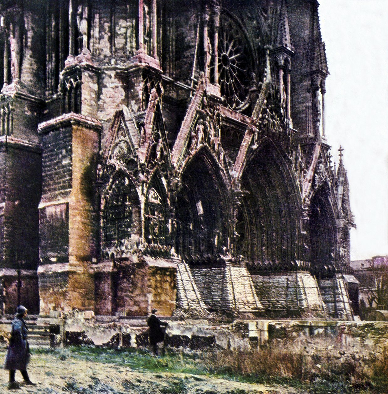 De beschadigde kathedraal van Reims tijdens de Slag om de Marne ten oosten van Parijs, september 1914 door Jules Gervais Courtellemont