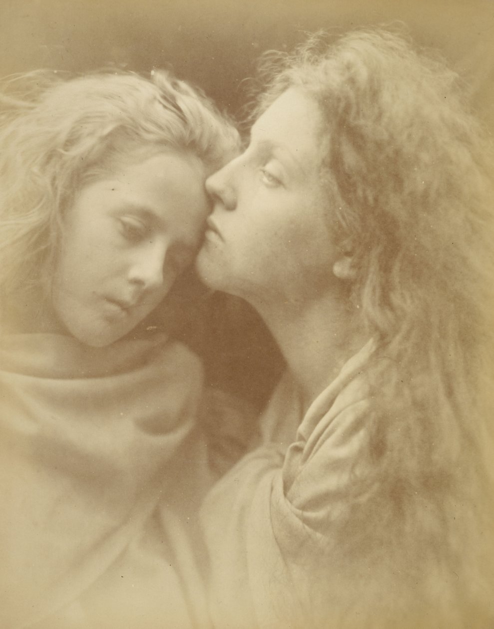 ("The Kiss of Peace"  - De vredeskus)  - Mary Ann Hillier (en Florence Anson) door Julia Margaret Cameron