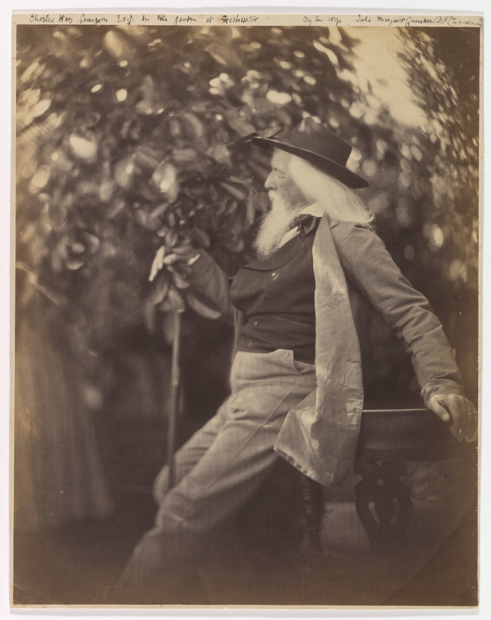 Charles Hay Cameron, Esq., in zijn tuin in Freshwater door Julia Margaret Cameron