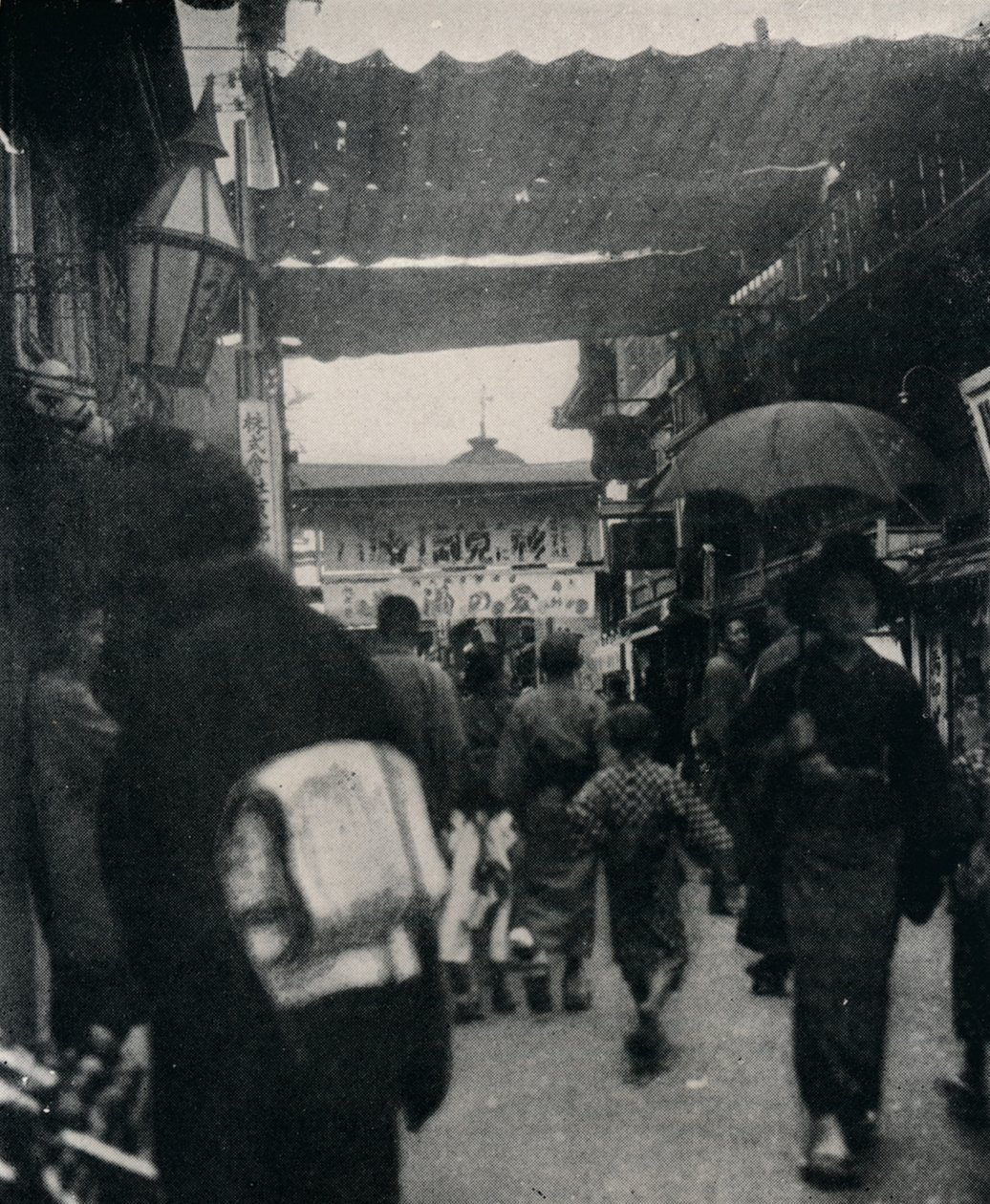 De theaterstraat in Kyoto is een van de meest interessante wegen ter wereld, ca. 1900, 1921 door Julian Leonard Street