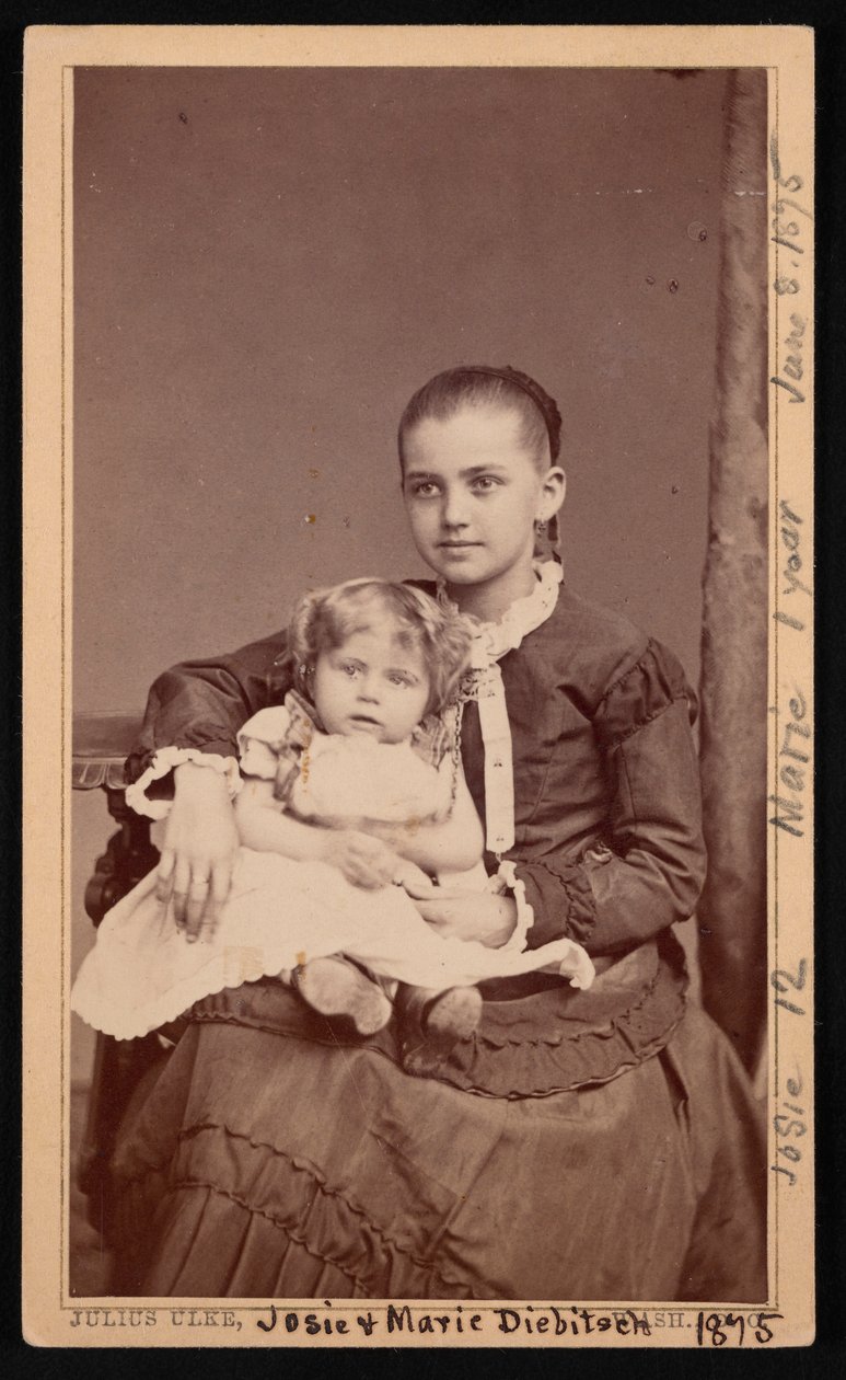 Groepsportret van Herman Henry Diebitsch Kinderen, Marie en Josephine Josie door Julius Ulke