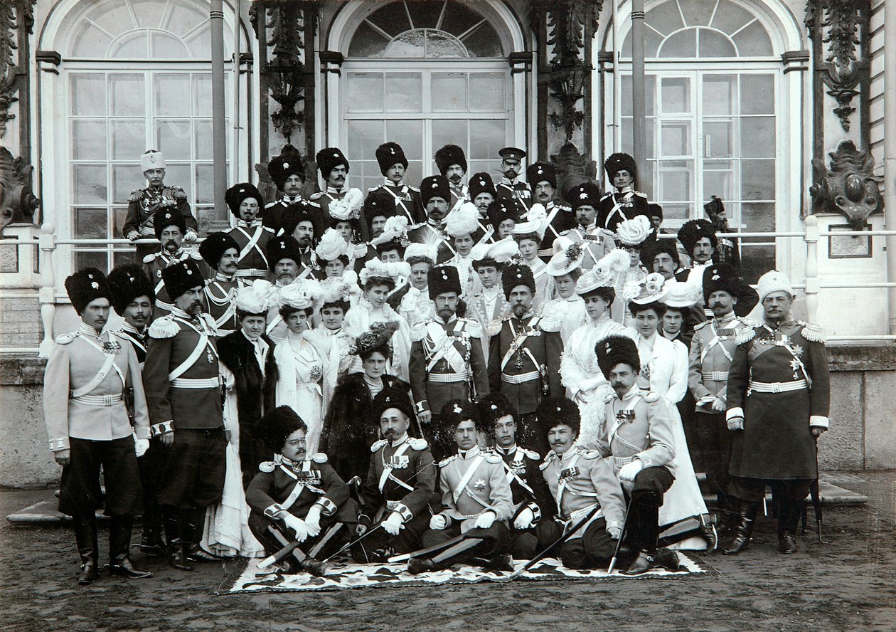Russische keizerlijke familie buiten het Catharinapaleis, Tsarskoye Selo, Rusland, begin 20e eeuw door K. von Hahn