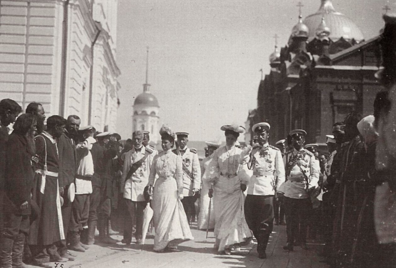 De Russische koninklijke familie bezoekt het Sarov-klooster, Rusland, 1903 door K. von Hahn