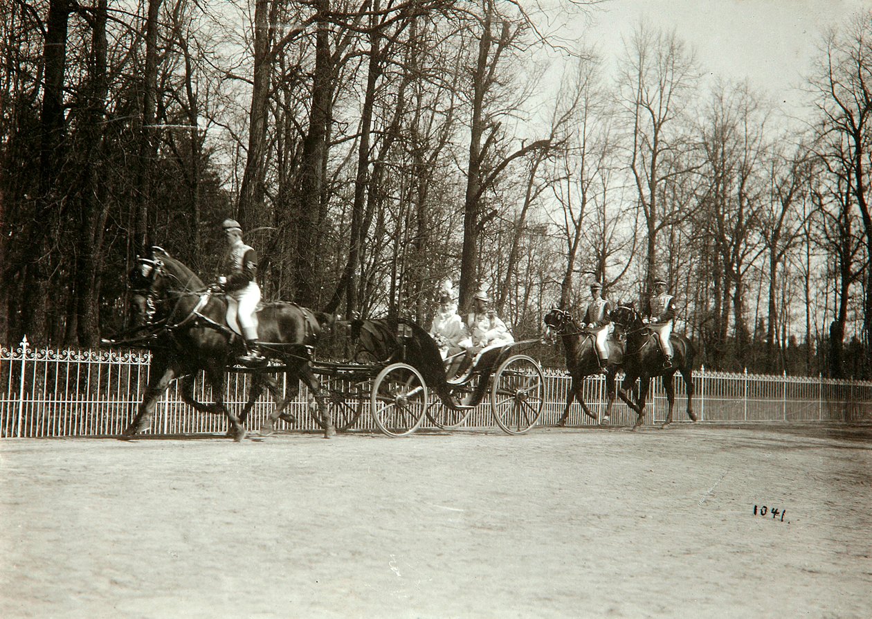 Tsaar Nicolaas II en Tsarina Alexandra Fjodorovna van Rusland in een koets door K. von Hahn