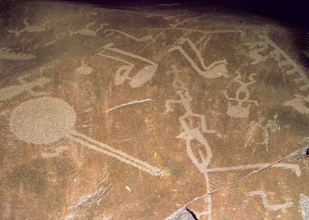 Gehouwen rotstekening met figuren, herten, elanden, vogels, boten en cirkels, 3e millennium v.Chr. door Karelian