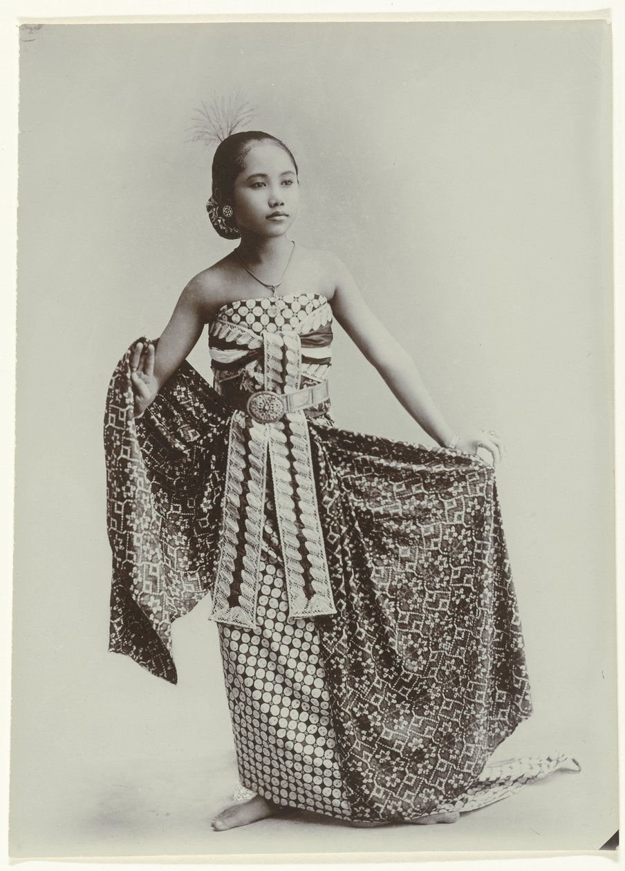 Portret van een jonge Javaanse vrouw in sarong door Kassian Cephas
