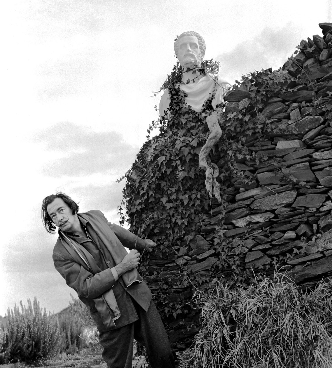 Salvador Dali in Port Lligat, november 1957 door Alec Hunter