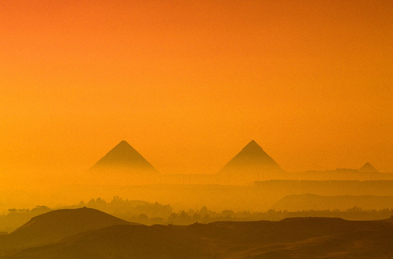 Egypte; Oude Koninkrijk; Gizeh Plateau; Piramides van Gizeh; Khufu; Khafre; Menkaure door Kenneth Garrett