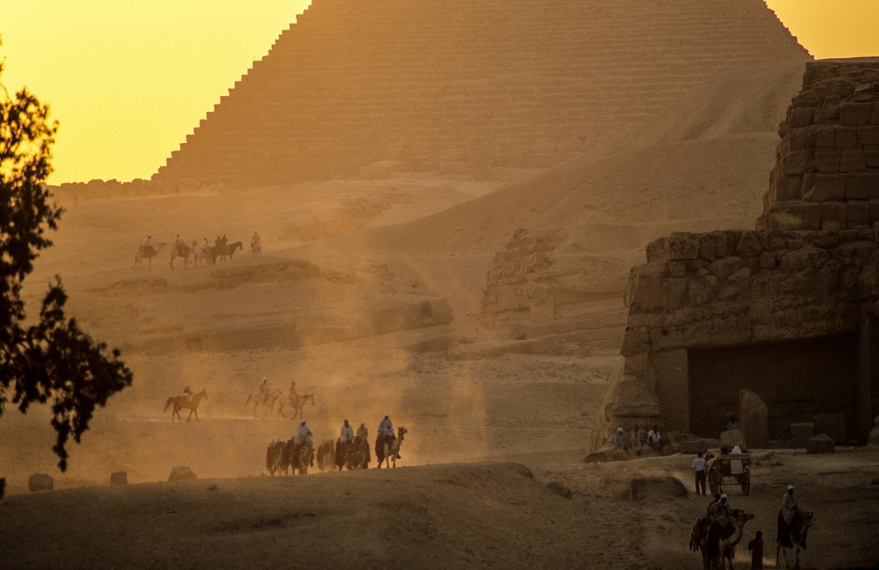Oude Koninkrijk van Egypte; Gizeh piramide landschappen; Gizeh; Egypte door Kenneth Garrett