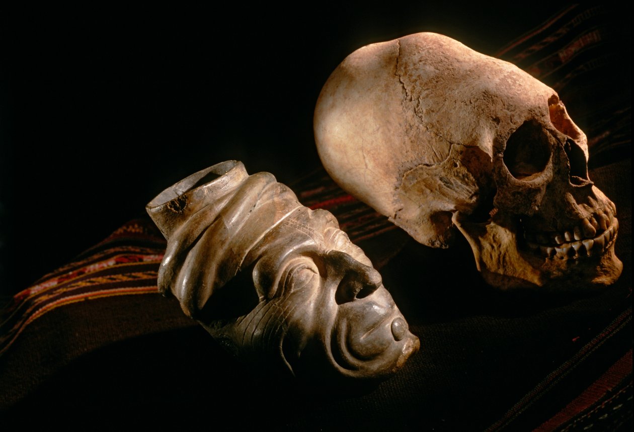 Rijken van de Zon; Bolivia; inheemse volkeren; Andes; Tiwanaku; Craniale Deformatie van..., 2002 (foto) door Kenneth Garrett