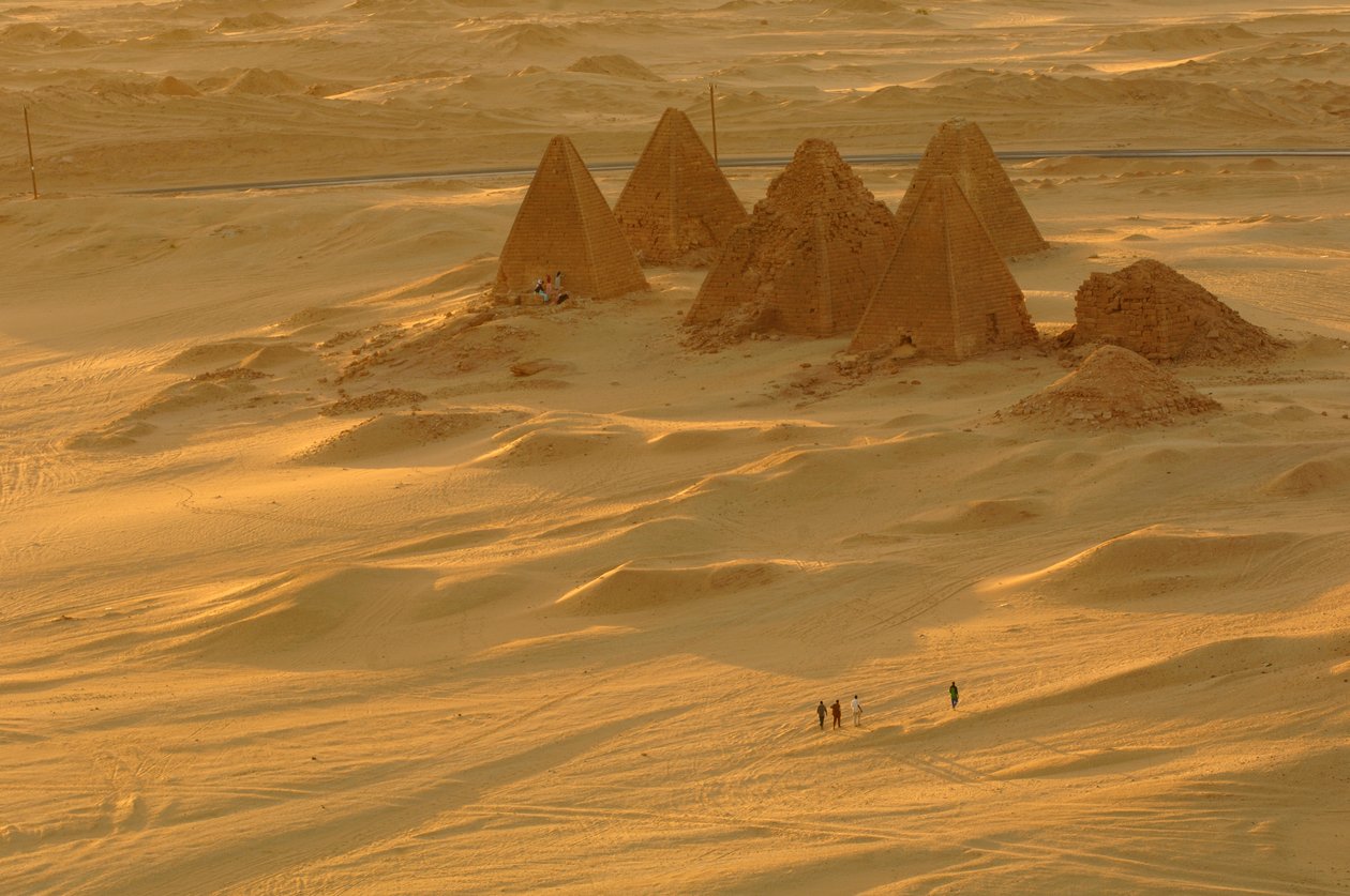 Gebel Barkal, Tempelcomplex, Farao Taharka, Mut tempel, B300, Kareima stad, Nijl rivier, 2007 door Kenneth Garrett