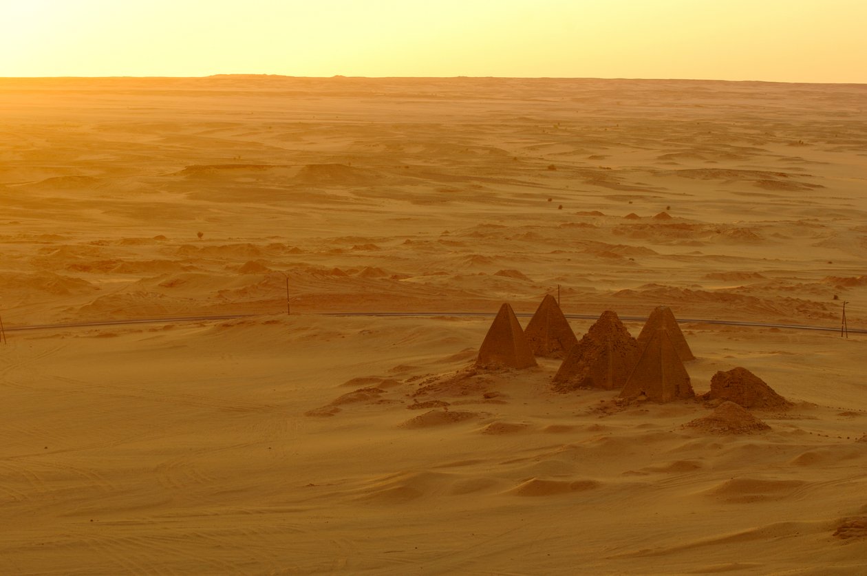 Gebel Barkal, Tempelcomplex, Farao Taharka, Mut tempel, B300, Kareima stad, Nijl ri..., 2007 (foto) door Kenneth Garrett