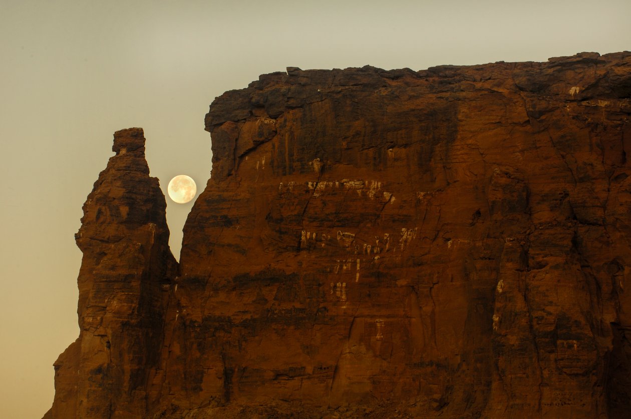 Maanondergang en zonsopgang, Tempel van Taharka, Ram Poort, Gebel Barkal, Tempelcomplex, Farao Taharka, 2007 (foto) door Kenneth Garrett