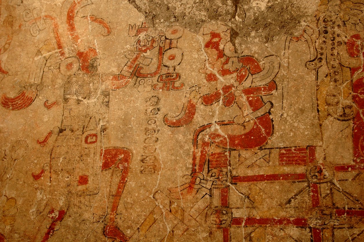 Priester kroont de koning op de troon, Vroeg Pre-klassieke muurschildering, Maya; Maya, 2002 (foto) door Kenneth Garrett