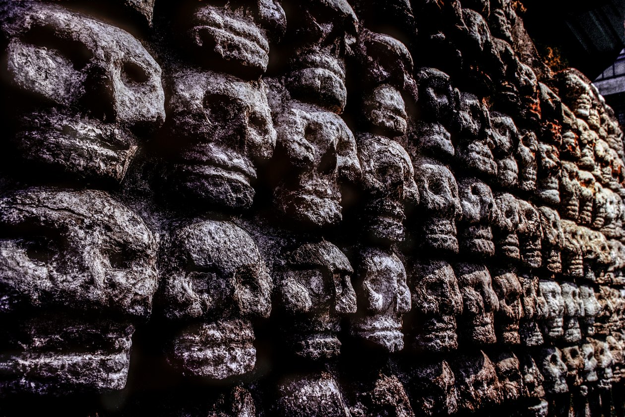 Schedelrek of Tzompantli, Azteken, Mexico, Templo Mayor, 2010 door Kenneth Garrett