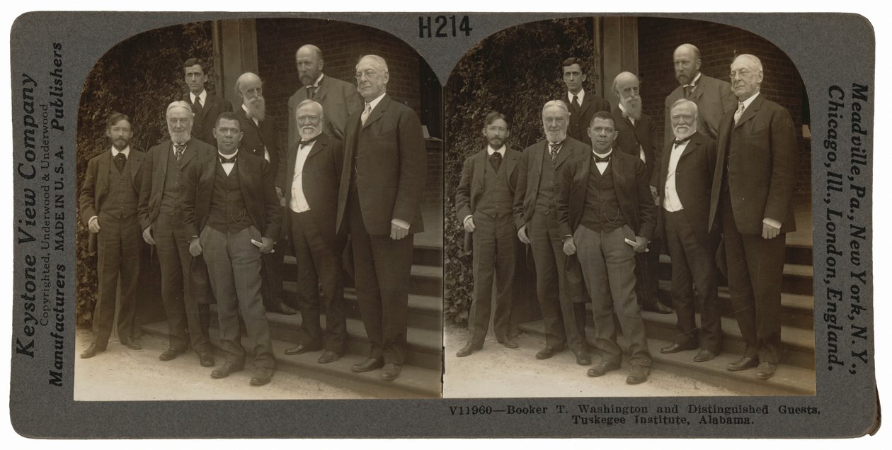 "Booker T. Washington en onderscheiden gasten, Tuskegee Institute, Alabama",april 1906 (foto) door Keystone View Company
